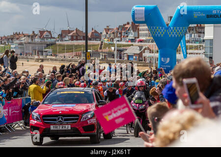 Bridlington, Yorkshire, Großbritannien. 28. April 2017. UK Sport: Bridlington, Yorkshire, Großbritannien. 28. April 2017.  Fans erweisen sich um der Start der Tour de Yorkshire 2017 (Stufe 1 Bridlington nach Scarborough 173 km) in Bridlington, Yorkshire, Großbritannien zu genießen. Rebecca Cole/Alamy Live-Nachrichten Stockfoto