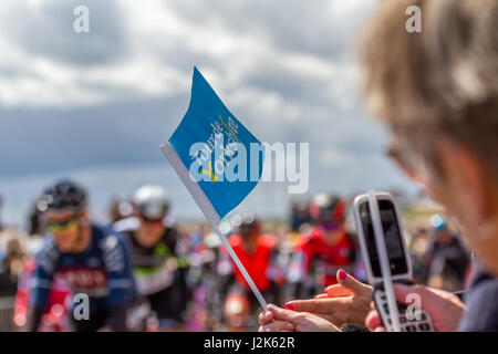 Bridlington, Yorkshire, Großbritannien. 28. April 2017. UK Sport: Bridlington, Yorkshire, Großbritannien. 28. April 2017.  Fans erweisen sich massenhaft um zu Beginn der Tour de Yorkshire 2017 (Stufe 1 Bridlington nach Scarborough 173 km) in Bridlington, Yorkshire, Großbritannien zu genießen. Rebecca Cole/Alamy Live-Nachrichten Stockfoto