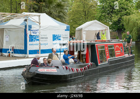 Klein-Venedig, London, UK. 29. April 2017. Binnenwasserstraßen Association Canalway Kavalkade kehrt in den Pool von Klein-Venedig in der Nähe von Paddington, London über das Wochenende und Feiertagen können. Dies ist die größte Veranstaltung in der Nation Wasserstraßen Kalender mit einer großen Anzahl von bunten Boote für den Anlass gekleidet. Neil Cordell/Alamy Live-Nachrichten Stockfoto