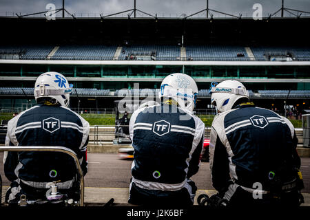 Corby, Northamptonshire, UK. 29. April 2017. Britische GT racing Team TF Sport Mechanik im Übungsbeispiel für die britische GT-Meisterschaft in Rockingham Motor Speedway (Foto: Gergo Toth / Alamy Live News) Stockfoto