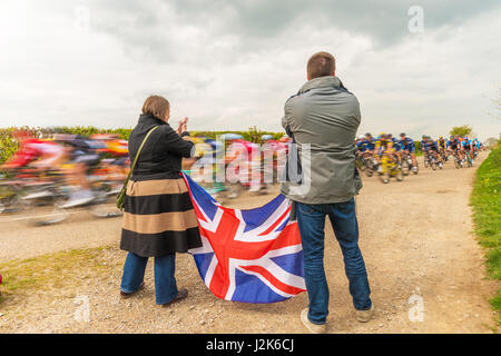 Fountains Abbey North Yorkshire, UK. 29. April 2017. Die Tour de Yorkshire peloton passiert Fountains Abbey in nidderdale am zweiten Tag des Laufens. Die zweite Stufe ist 122 km und erstreckt sich zwischen Tadcaster und Harrogate. Kredit Robert Smith/AlamyLiveNews Stockfoto