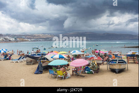 Las Palmas, Gran Canaria, Kanarische Inseln, Spanien 29. April 2017. Wetter: Wolken über den Bergen von Gran Canaria zu brauen, fünf Minuten später sintflutartigen Regen mit Menschen laufen für Abdeckung am Stadtstrand in Las Palmas fiel. Bildnachweis: ALAN DAWSON/Alamy Live-Nachrichten Stockfoto