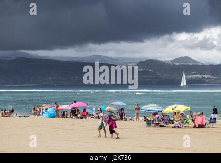 Las Palmas, Gran Canaria, Kanarische Inseln, Spanien 29. April 2017. Wetter: Wolken über den Bergen von Gran Canaria zu brauen, fünf Minuten später sintflutartigen Regen mit Menschen laufen für Abdeckung am Stadtstrand in Las Palmas fiel. Bildnachweis: ALAN DAWSON/Alamy Live-Nachrichten Stockfoto