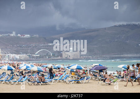 Las Palmas, Gran Canaria, Kanarische Inseln, Spanien 29. April 2017. Wetter: Wolken über den Bergen von Gran Canaria zu brauen, fünf Minuten später sintflutartigen Regen mit Menschen laufen für Abdeckung am Stadtstrand in Las Palmas fiel. Bildnachweis: ALAN DAWSON/Alamy Live-Nachrichten Stockfoto