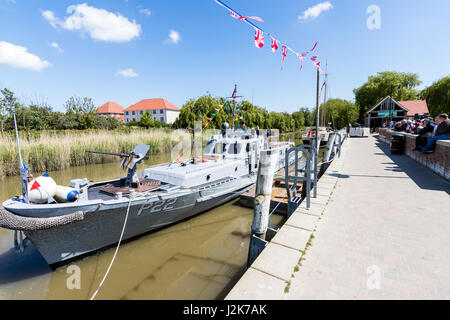 Gruß an die 40s Re-enactment Veranstaltung. Restaurierte US Navy Kanonenboot, P22, am Kai Seite am Sandwich in Kent. Stockfoto