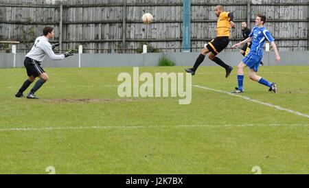 Neue Mühlen Derbyshire, UK. 29. April 2017. Nathan Neequaye (New Mills) versucht, den Keeper hinzufügen, seine drei Tore in den 3: 3-Unentschieden mit knappen Tor, lob, die in der letzten Minute ausgeglichen. Ein Sieg, aber hätte nicht neue Mühlen aus einem zweiten aufeinander folgenden Abstieg verhindert. Bildnachweis: John Fryer/Alamy Live-Nachrichten Stockfoto