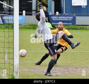 Neue Mühlen Derbyshire, Großbritannien. 29 Apr, 2017. Nathan Neequaye (neue Mühlen) Kerben die zweite seiner drei Ziele in den 3-3 Draw mit Squires Gate, die in der letzten Minute ausgeglichen. Ein Gewinn, obwohl, nicht neue Mühlen von einem zweiten aufeinanderfolgenden Relegation verhindert haben. Quelle: John Fryer/Alamy leben Nachrichten Stockfoto