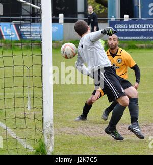 Neue Mühlen Derbyshire, Großbritannien. 29 Apr, 2017. Nathan Neequaye (neue Mühlen) Kerben die zweite seiner drei Ziele in den 3-3 Draw mit Squires Gate, die in der letzten Minute ausgeglichen. Ein Gewinn, obwohl, nicht neue Mühlen von einem zweiten aufeinanderfolgenden Relegation verhindert haben. Quelle: John Fryer/Alamy leben Nachrichten Stockfoto