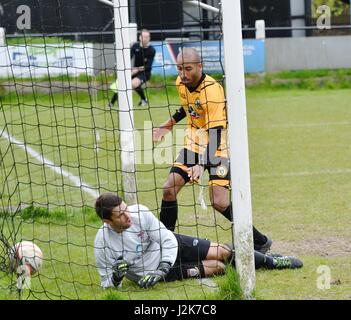 Neue Mühlen Derbyshire, Großbritannien. 29 Apr, 2017. Nathan Neequaye (neue Mühlen) Kerben die zweite seiner drei Ziele in den 3-3 Draw mit Squires Gate, die in der letzten Minute ausgeglichen. Ein Gewinn, obwohl, nicht neue Mühlen von einem zweiten aufeinanderfolgenden Relegation verhindert haben. Quelle: John Fryer/Alamy leben Nachrichten Stockfoto