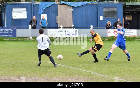 Neue Mühlen Derbyshire, UK. 29. April 2017. Nathan Neequaye (New Mills) Partituren das dritte seine drei Tore in den 3-3 zeichnen mit knappen Tor, wer in der letzten Minute ausgeglichen. Ein Sieg, aber hätte nicht neue Mühlen aus einem zweiten aufeinander folgenden Abstieg verhindert. Bildnachweis: John Fryer/Alamy Live-Nachrichten Stockfoto