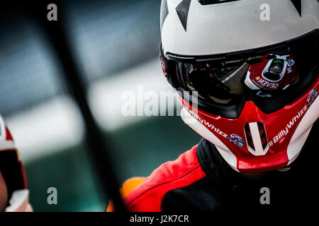 Corby, Northamptonshire, UK. 29. April 2017. Britische GT racing team AMDtuning.com mit Cobra Auspuff während Übungsbeispiel für die britische GT-Meisterschaft in Rockingham Motor Speedway (Foto: Gergo Toth / Alamy Live News) Stockfoto