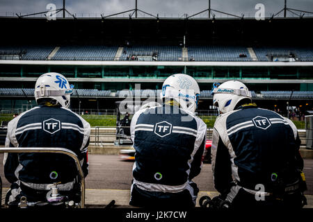 Corby, Northamptonshire, UK. 29. April 2017. Britische GT racing Team TF Sport Mechanik im Übungsbeispiel für die britische GT-Meisterschaft in Rockingham Motor Speedway (Foto: Gergo Toth / Alamy Live News) Stockfoto