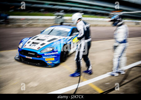 Corby, Northamptonshire, UK. 29. April 2017. Britische GT racing team TF Sport Training für die britische GT-Meisterschaft in Rockingham Motor Speedway (Foto: Gergo Toth / Alamy Live News) Stockfoto