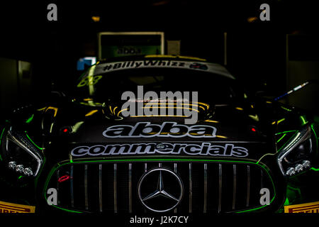 Corby, Northamptonshire, UK. 29. April 2017. Britische GT racing Team ABBA mit Rollcentre Racing team nach Training für die britische GT-Meisterschaft in Rockingham Motor Speedway (Foto: Gergo Toth / Alamy Live News) Stockfoto