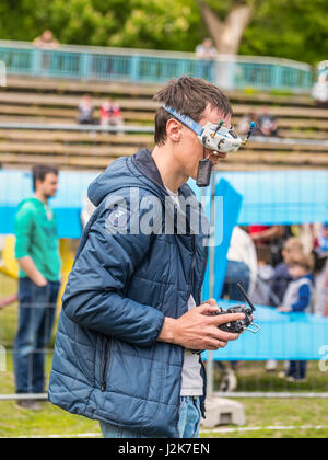 Kiew, Ukraine - 29. April 2017: Drohne Racing Pilot eine Drohne mit Fernbedienung in Kiew, Ukraine steuert. Bildnachweis: Byvalet/Alamy Live-Nachrichten Stockfoto