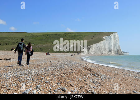 Cuckmere Haven, East Sussex, UK. 29. April 2017. Genießen die Sonne am Strand von Cuckmere Haven in East Sussex, mit den Kreidefelsen der sieben Schwestern darüber hinaus. Bildnachweis: Julia Gavin UK/Alamy Live-Nachrichten Stockfoto