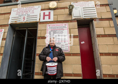 London, UK. 29. April 2017. Leyton Orient Fans Vertrauen statt Protest im Matchroom Stadium fordern, dass Club-Besitzer, Francesco Becchetti Blätter. Der Verein wurde wegen aus der Football League und Fans kämpfen jetzt für die Vereine sehr Existenz mit Mitarbeiter unbezahlt für mehrere Monate. Bildnachweis: David Rowe/Alamy Live-Nachrichten Stockfoto