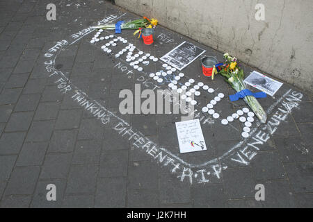 London, UK. 29. April 2017. Demonstranten vor der venezolanischen Botschaft in Kensington fordern ein Ende der Gewalt durch die Regierung von Präsident Nicolás Maduro, die sie beschuldigen, Verstöße gegen die Menschenrechte und das Land in eine Diktatur verwandeln. Kredit: Claire Doherty/Alamy Live News Stockfoto