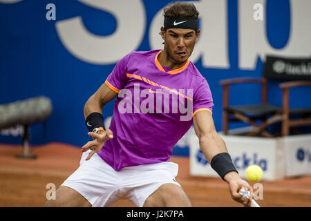 Barcelona, Katalonien, Spanien. 29. April 2017. RAFAEL NADAL (ESP) gibt den Ball Horacio Zeballos (ARG) im zweiten Semi-Finale des "Barcelona Open Banc Sabadell" 2017 zurück. Nadal gewann 6:3, 6:4 Credit: Matthias Oesterle/ZUMA Draht/Alamy Live News Stockfoto