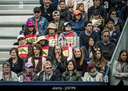 Barcelona, Katalonien, Spanien. 29. April 2017. Fans von Rafael Nadal (ESP) tragen die spanischen Farben im zweiten Semi-Finale des "Barcelona Open Banc Sabadell" 2017. Nadal gewann 6:3, 6:4 Credit: Matthias Oesterle/ZUMA Draht/Alamy Live News Stockfoto