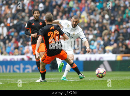 Madrid, Spanien. 29. April 2017. Karim Benzema (Real Madrid CF) und Antonio Latorre in Aktion während der La Liga Spiel zwischen Real Madrid CF und Valencia CF im Estadio Santiago Bernabeu am 29. April 2017 in Madrid, Spanien. Bildnachweis: Gtres Información Más lokalen auf line,S.L./Alamy Live News Stockfoto