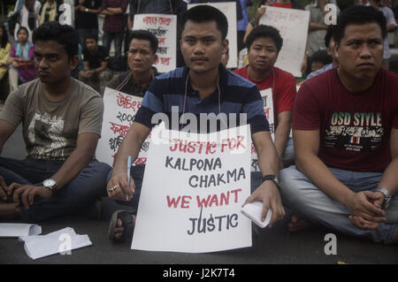 Dhaka, Bangladesch. 29. April 2017. Bangladesch-Aktivisten forderten das Ende der ethnische Unterdrückung in Chittagong Hill Tracts und Gerechtigkeit für den Tod von Romel Chakma eine einheimische Studentin, die von der Armee am 5. April vor dem Nationalmuseum, Shahbag aufgegriffen wurde. Bildnachweis: MD. Mehedi Hasan/ZUMA Draht/Alamy Live-Nachrichten Stockfoto