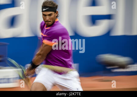 Barcelona, Katalonien, Spanien. 29. April 2017. RAFAEL NADAL (ESP) gibt den Ball Horacio Zeballos (ARG) im zweiten Semi-Finale des "Barcelona Open Banc Sabadell" 2017 zurück. Nadal gewann 6:3, 6:4 Credit: Matthias Oesterle/ZUMA Draht/Alamy Live News Stockfoto