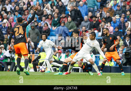 Madrid, Spanien. 29. April 2017. Carlos Henrique Casemiro (Real Madrid CF) und Antonio Latorre Grueso (Valencia CF) in Aktion während der La Liga Spiel zwischen Real Madrid und Valencia CF im Estadio Santiago Bernabeu am 29. April 2017 in Madrid, Spanien. Bildnachweis: Gtres Información Más lokalen auf line,S.L./Alamy Live News Stockfoto