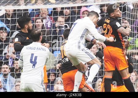 Madrid, Spanien. 29. April 2017. Cristiano Ronaldo Jr. in Aktion während der La Liga Spiel zwischen Real Madrid und Valencia CF im Santiago Bernabeu am 29. April 2017 in Madrid Credit: Jack Abuin/ZUMA Draht/Alamy Live News Stockfoto