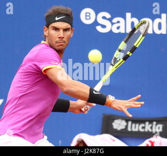 Barcelona, Spanien. 29. April 2017. Rafael Nadal aus Spanien kehrt den Ball zu Horacio Zeballos von Argentinien im Halbfinale beim Barcelona Open Tennisturnier in Barcelona, Spanien, Samstag, 29. April 2017. Bildnachweis: Gtres Información Más lokalen auf line,S.L./Alamy Live News Stockfoto