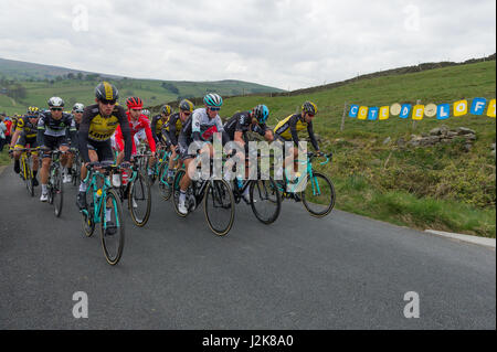 Ein Motorradfahrer der Polizei nimmt sich eine Auszeit von Le Tour 2017, High Five ein kleiner Junge beobachtet die Tour. Stockfoto