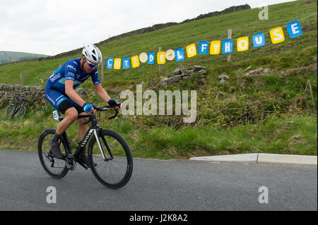 Ein Motorradfahrer der Polizei nimmt sich eine Auszeit von Le Tour 2017, High Five ein kleiner Junge beobachtet die Tour. Stockfoto