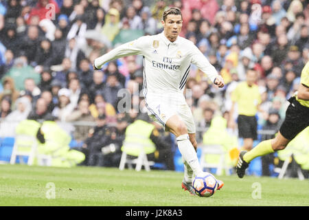 Madrid, Spanien. 29. April 2017. Cristiano Ronaldo Jr. in Aktion während der La Liga Spiel zwischen Real Madrid und Valencia CF im Santiago Bernabeu am 29. April 2017 in Madrid Credit: Jack Abuin/ZUMA Draht/Alamy Live News Stockfoto