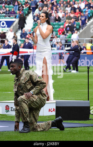 London, UK. 29. April 2017. Laura Wright, englische Sopranistin Eröffnung der 100. jährliche Army Navy Rugby Match, Twickenham Stadium, London, UK.  Das Spiel ist das jährliche Rugby union Match zwischen der Seniorenmannschaften XV der Royal Navy und British Army gespielt und markiert den Höhepunkt des jährlichen Wettbewerbs Inter-Services. Bildnachweis: Michael Preston/Alamy Live-Nachrichten Stockfoto