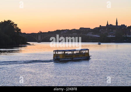 Washington DC, USA - 14. August 2013: American River Taxi-Boot am Potomac River mit Skyline von Georgetown während des Sonnenuntergangs Stockfoto