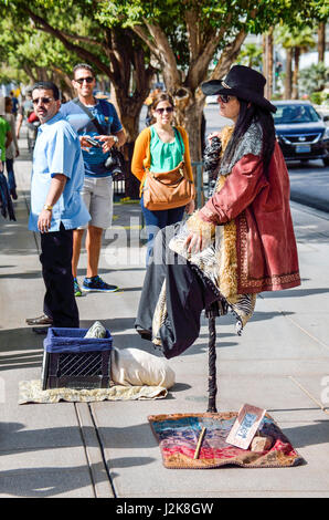 Las Vegas, USA - 7. Mai 2014: Street Performer Magier sitzt in der Luft hält einen Stock Stockfoto