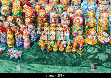 Kiew, Ukraine - 25. Mai 2013: Anbieter mit russischen Stapeln Babuschka Matroschka Puppen Souvenirs in Andriyivskyy Uzvoz Abstammung oder Spusk in der Innenstadt von Stockfoto