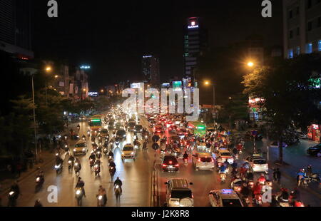 Stark befahrenen Straße Stadtbild in Hanoi auf. Stockfoto