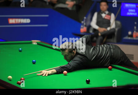 Mark Selby in seinem Halbfinalspiel mit Ding Junhui am Tag vierzehn der Betfred Snooker-WM am Crucible Theatre in Sheffield. Stockfoto