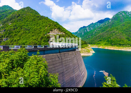 Großer Damm. Dam in den Bergen Stockfoto