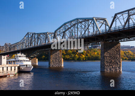 Die Royal Alexandra Interprovincial Bridge (Alexandra), die den Ottawa River verbinden die Provinzen Ontario und Quebec überquert. Stockfoto