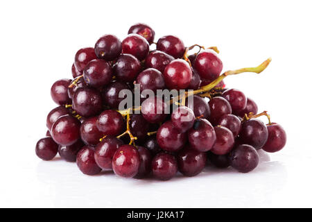 Frische rote Weintrauben und Wasser Tropfen isolierten auf weißen Hintergrund Stockfoto