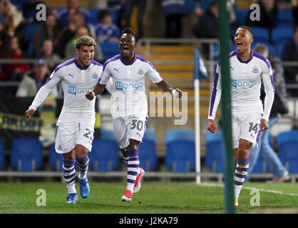 Newcastle United Christian Atsu (Mitte) feiert scoring seiner Seite erste Tor des Spiels mit DeAndre Yedlin und Isaac Hayden (rechts) während der Himmel Bet Meisterschaftsspiel in der Cardiff City Stadium, Cardiff. Stockfoto