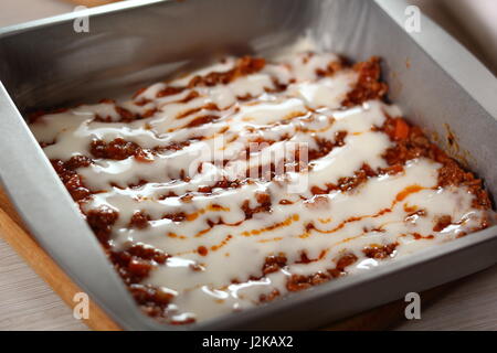 Bechamel-Sauce auf Grundebene Fleisch. Lasagne Bolognese-Serie zu machen. Stockfoto