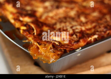 Frisch gebackene Lasagne in Backform. Lasagne Bolognese-Serie zu machen. Stockfoto