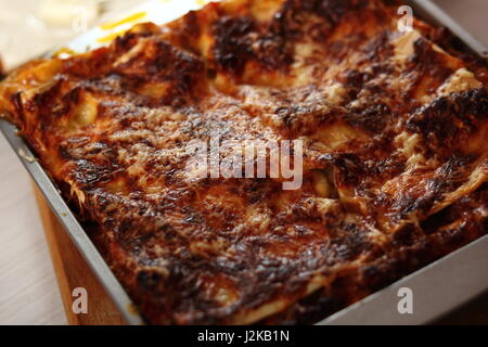 Frisch gebackene Lasagne in Backform. Lasagne Bolognese-Serie zu machen. Stockfoto