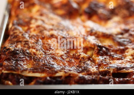 Frisch gebackene Lasagne in Backform. Lasagne Bolognese-Serie zu machen. Stockfoto