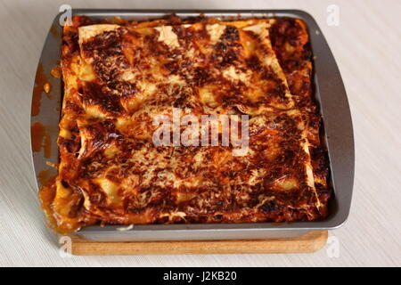 Frisch gebackene Lasagne in Backform. Lasagne Bolognese-Serie zu machen. Stockfoto