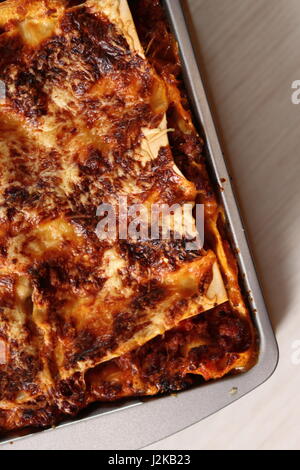 Frisch gebackene Lasagne in Backform. Lasagne Bolognese-Serie zu machen. Stockfoto