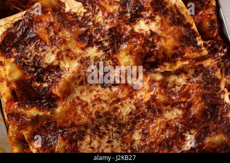 Frisch gebackene Lasagne in Backform. Lasagne Bolognese-Serie zu machen. Stockfoto